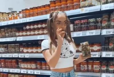  VRELA TEODORA U SUPERMARKETU: Pevačica se SKINULA, pa ovu stvar zagrizla i pozirala - "ajde, slikaj brzo"! (VIDEO) 