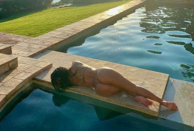  AU, KAKVA BOMBA! NIKOL ŠERCINGER POKAZALA GUZU: Skinula se i pozirala u leopard tangama! (FOTO) 