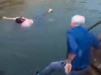  SVI SU SAMO GLEDALI, ON JE JEDINI REAGOVAO: Nije časio časa, spasao ženu sigurne smrti! (VIDEO) 