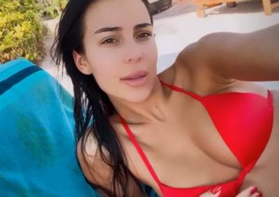  ANASTASIJA ISTAKLA GRUDI: Pevačica klečeći pozirala u crvenom bikiniju, fanovi oduševljeni - "mala grmi"! (FOTO) 