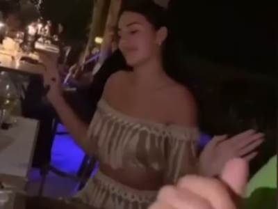  POSLE VRELIH FOTKI S PLAŽE, STIŽE SNIMAK IZ NOĆNOG KLUBA: Filip Krajinović snimao Anastasiju dok đuska! (VIDEO) 
