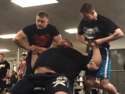  OVAJ ČOVJEK JE NADLJUDSKI JAK: Nekad je dizao pola tone, sada bilduje LJUDIMA! (VIDEO) 