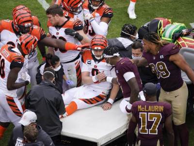  STRAŠNA POVREDA MLADOG KVOTERBEKA: Dvojica ga ''zgnječili', stradali ligamenti (VIDEO) 