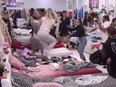  ŽESTOK OKRŠAJ UČESNICA ZADRUGE: Gurale se, vrištale i razbijale stvari! Reagovalo obezbjeđenje (VIDE 