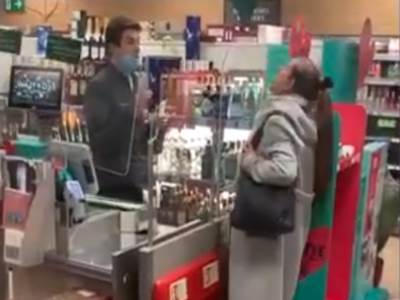  PLJUNULA PRODAVCA I PRETILA MU SMRĆU: Žena ušla bez maske u prodavnicu, napravila nezapamćeni haos ( 