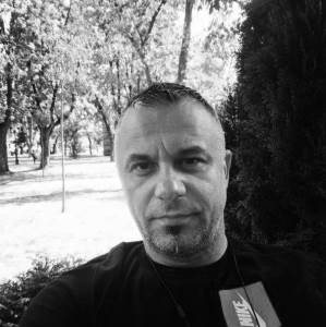  POSLEDNJI POZDRAV BRATU: Tokan iz Amadeusa biće sahranjen danas, a u novinama osvanula POTRESNA ČITULJA! (FOTO) 