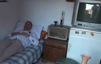  KREVET, FRIŽIDER I TELEVIZOR U GROBNICI BOLJOJ OD APARTMANA: Dejan je podigao sebi večnu kuću na dva sprata (VIDEO) 