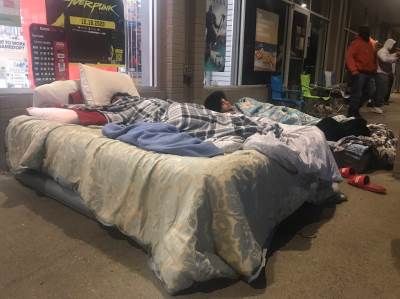  KAD ZBOG POPUSTA "POPUSTI" ZDRAV RAZUM: Poneo krevet i čekao celu noć da se otvori prodavnica kako bi kupio PlayStation! 