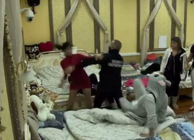  POLICIJA ISPRED HAPPY TELEVIZIJE: Parovi pokušali da razvale vrata i napadnu produkciju - SVI ĆE BIT 