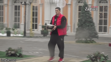  Kristijan Golubović poludeo - PONOVO pobacao tanjire u bazen! 