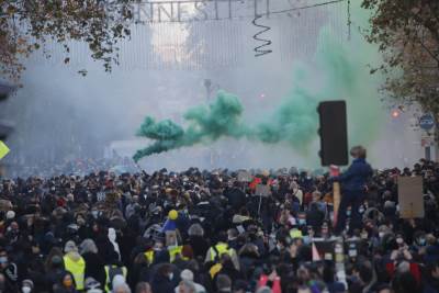  ŽESTOKI SUKOBI U PARIZU, GNEV ZBOG POLICIJSKE BRUTALNOSTI: Demonstranti kamenovali policiju, ispaljen suzavac! FOTO 
