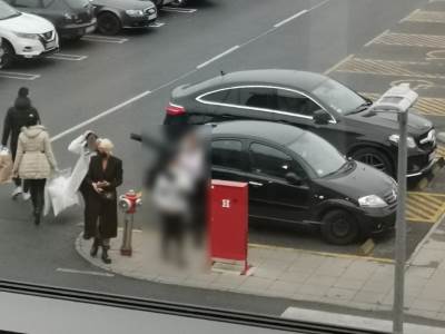  JK PARKIRALA "MEČKU" NA MESTU ZA OSOBE SA INVALIDITETOM: Bez blama ostavila auto i otišla u nabavku! (FOTO) 