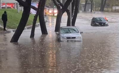  UŽASNO NEVREME U KOMŠILUKU, SPLIT POD VODOM: Poplavljene ulice, a semafori ne rade! (VIDEO) 