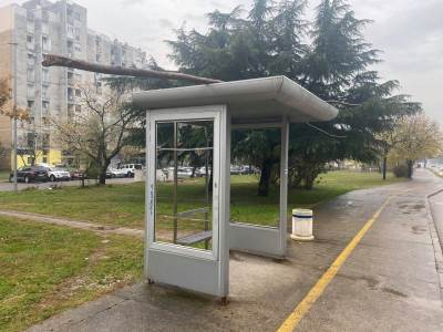  RUŽNE SLIKE U ŠIREM CENTRU GLAVNOG GRADA: Demolirano stajalište, slomljena stakla i postavljena gran 