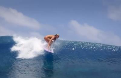  SURFERKA ŠOKIRALA SVET, GOLA JAHALA NA TALASIMA: Zgodna Australijanka objavila snimak koji sve otkri 