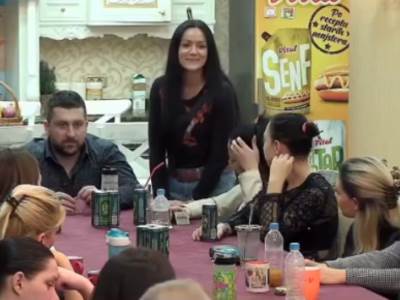  SKANDAL NA NACIONALNOJ TELEVIZIJI: Učesnica rijalitija se smije dok priča kako je SJEKLA VENE zbog d 