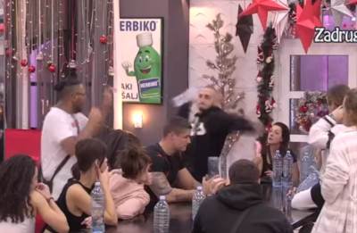  GAĐANJE FLAŠAMA U ZADRUZI - "IMAŠ TI KOME DA PI*AŠ U USTA": Dragana i Vuk Mob u žestokom obračunu! (VIDEO) 
