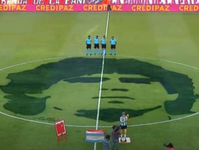  DIJEGO MARADONA NA CENTRU SVOG STADIONA 