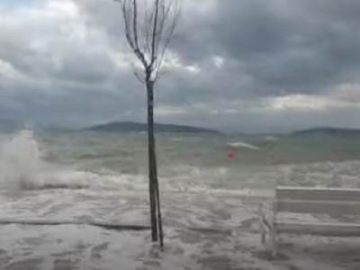  STRAVIČNO NEVREME NA JADRANU: U Hrvatskoj udari vetra čak 131 kilometara na sat, voda se izlila po ulicama (VIDEO) 