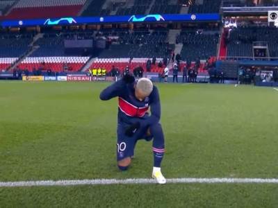  NASTAVLJEN MEČ PREKINUT ZBOG RASIZMA, IGRAČI POSLALI PORUKU: Klečali na centru, svi gledali u Nejmara (VIDEO) 