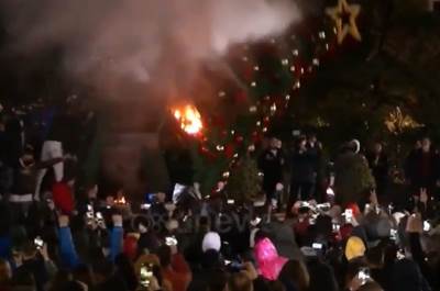  UBILI MLADIĆA ZBOG KRŠENJA POLICIJSKOG ČASA: Demonstrancije u Tirani, narod bijesan na policiju! (VIDEO) 