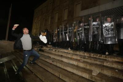  NEREDI U ALBANIJI, POLICIJA UBILA MLADIĆA (25) ZBOG KRŠENJA POLICIJSKOG ČASA! Demonstranti krenuli na vladu! (FOTO) 