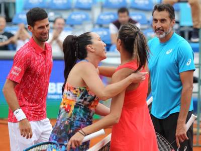  ĐOKOVIĆ NA ODMORU POSTAO TRENER! Novak deli savete, a njegova "učenica" sve upija! (VIDEO) 