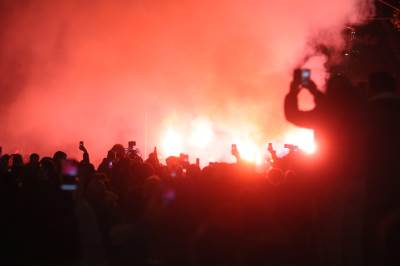  GORI DORĆOL: Pogledajte bakljadu u centru Beograda! Poslednji pozdrav Džeju Ramadanovskom! (VIDEO) 