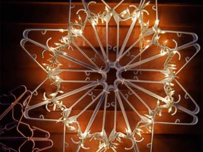  PRELEP NOVOGODIŠNJI UKRAS ZA KUĆU KOJI MOŽETE NAPRAVITI SAMI: Potrebne su vam samo vešalice i lampic 