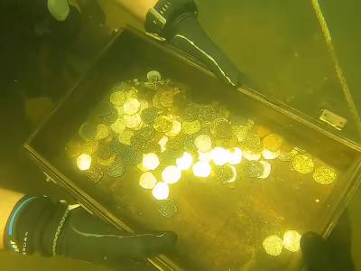  OVAKO NEŠTO NIKAD NIJE VIĐENO! More izbacuje grumenje zlata, medaljone, prstenje, ljudi pohrlili na plažu! 