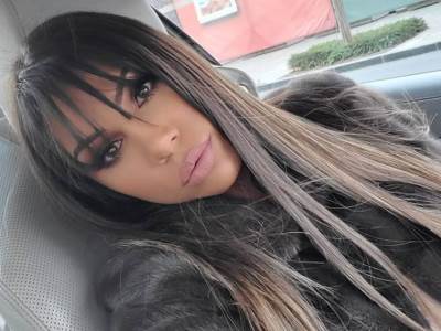  KLEČI KRAJ OGLEDALA, A HALJINICA I PERTLE PUCAJU: Sandru Afriku u ovom seksi izdanju još niste videli! (FOTO) 