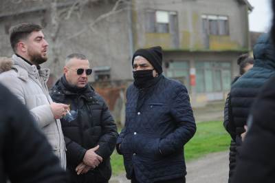  POMIRILA IH SMRT DARKOVOG OCA: Ljuba Aličić došao na sahranu da bude uz pevača! (FOTO) 