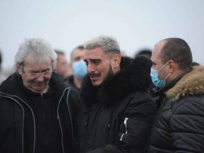  DARKO LAZIĆ NAKON OČEVE SMRTI NAPUSTIO DRŽAVU: Skrhan bolom se oglasio - "zbog dece moram da se borim"! 