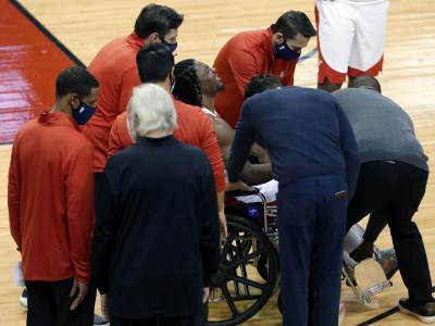  DAO TROJKU, PROSLAVIO, PA SE TEŠKO POVREDIO: U kolicima ga izveli sa terena! (VIDEO) 