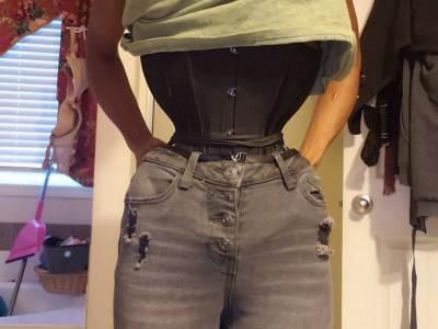  DOBRO POGLEDAJTE, NIJE FOTOŠOP! 2 godine nije skidala korset i sada niko ne veruje da je to njen struk FOTO 