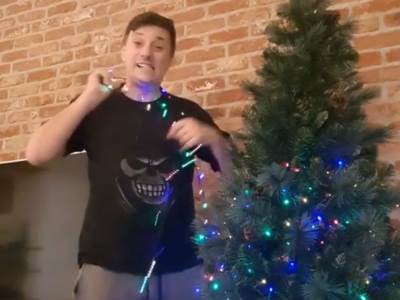  MUKE NJEGOVE: Andrija Milošević kiti jelku - gdje je kraj, gdje je početak, to Bog zna! (VIDEO) 