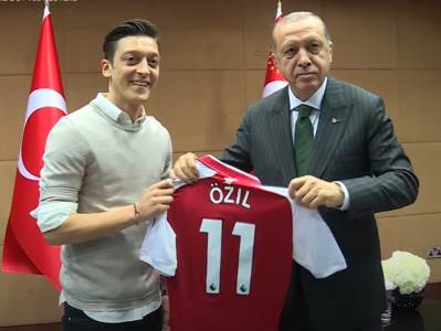  OZIL PODRŽAO AZERBEJDŽAN U RATU SA JERMENIJOM: Mesut ne igra fudbal, već provocira citatom predsednika Turske! 