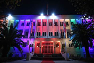  Zgrada Predsjednika Crne Gore osvijetljena duginim bojama 