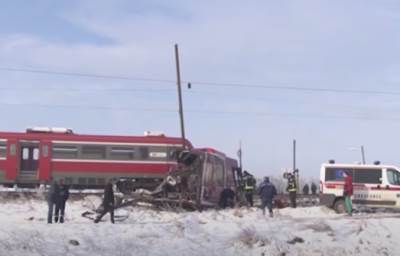  U STRAVIČNOJ NESREĆI POGINULO JE OSMORO: Pre 2 godine vozač autobusa nije stao na pružnom prelazu i  