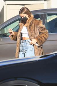  LEPOTICA POKAZALA GO STOMAK U MAJICI BEZ BRUSHALTERA 