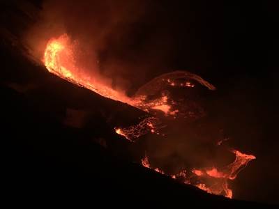  SNAŽAN ZEMLJOTRES NAKON ERUPCIJE VULKANA: Na Havajima lava leti 50 metara u vis! 