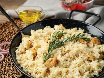  JEDNOSTAVNO JELO SJAJNOG UKUSA: Aromatična piletina sa rižotom, gotova očas posla! 