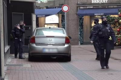  SPEKTAKULARNA PLJAČKA PINK PANTERA U NJEMAČKOJ: Uletjeli autom u radnju i ukrali nakit vrijedan 3 MILIONA EURA! VIDEO 