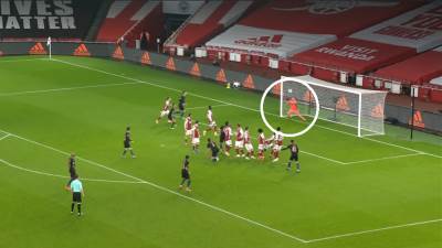  SAMO ARSENAL MOŽE DA PRIMI OVAKAV GOL: Doveli su Islanđanina koji ne zna da "boksuje" loptu! (VIDEO) 