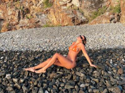  NAJZGODNIJA CICA HOLIVUDA: Ćerka legendarnog muzičara pozirala na bikiniju i pokazala savršenu figuru! (FOTO) 