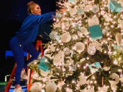  NIKAD LEPŠU I SKUPLJU JELKU NISTE VIDELI: Dženifer Lopez završila sa kićenjem - sija kao da su dijamanti! (FOTO) 