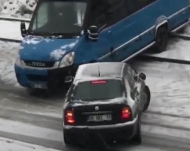 LUDILO U ANKARI: Pogledajte snimke sa zalađenih ulica, automobili totalno bez kontrole! (VIDEO) 