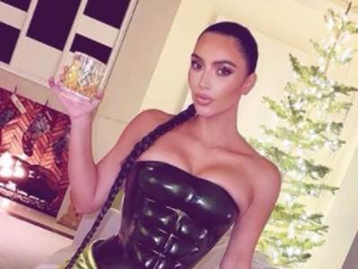  OTKAZALA ŽURKU, ALI SE SKOCKALA: Kim Kardašijan u nikad neobičnijoj haljini - tek da vidite šlic! (F 