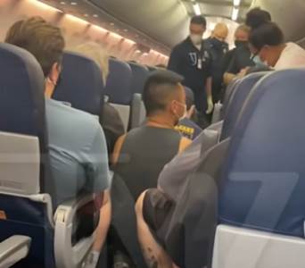  DRAMA U AVIONU - ZARAŽENOG PUTNIKA REANIMIRALI SAT VREMENA 