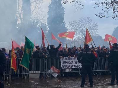  ON JE ORGANIZOVAO PROTEST: Bolje u zatvor gdje je direktor Crnogorac, nego na slobodi u državi koju vode Srbi! 